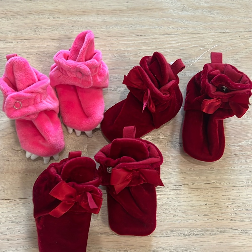 Robeez winter booties, string still on one pair size 3-6